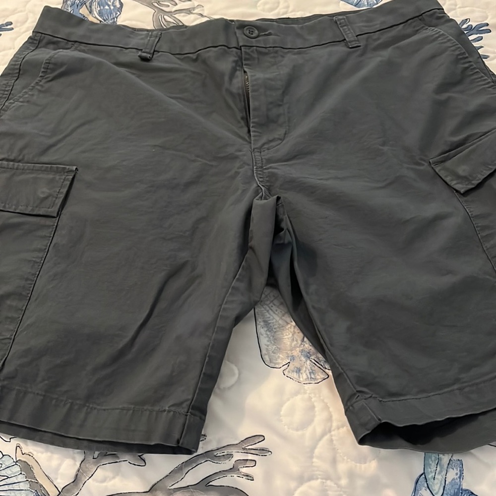 Dark gray Docker cargo short.